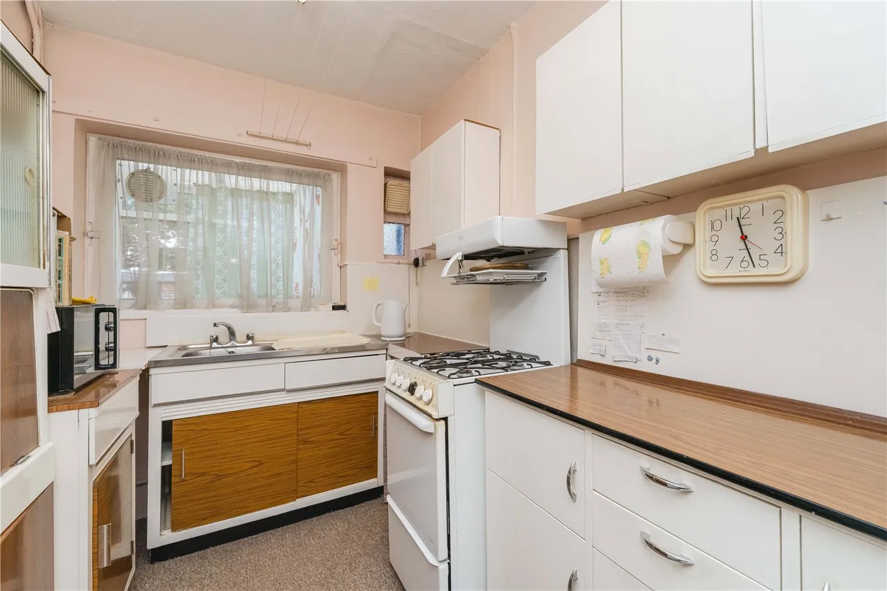 Heathcroft Avenue, Sunbury, TW16 7TN, photo 6