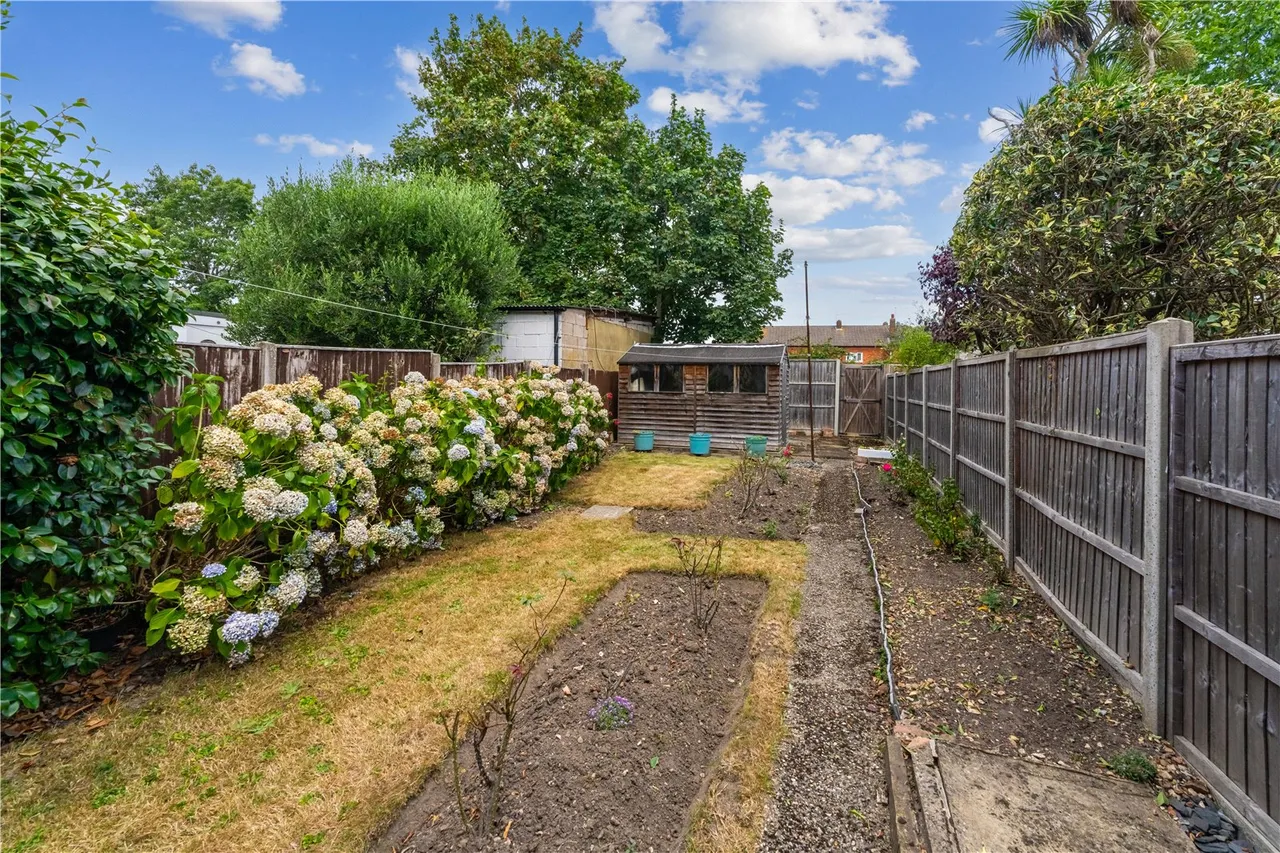Heathcroft Avenue, Sunbury, TW16 7TN, photo 2