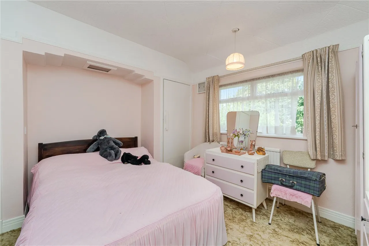 Heathcroft Avenue, Sunbury, TW16 7TN, photo 7