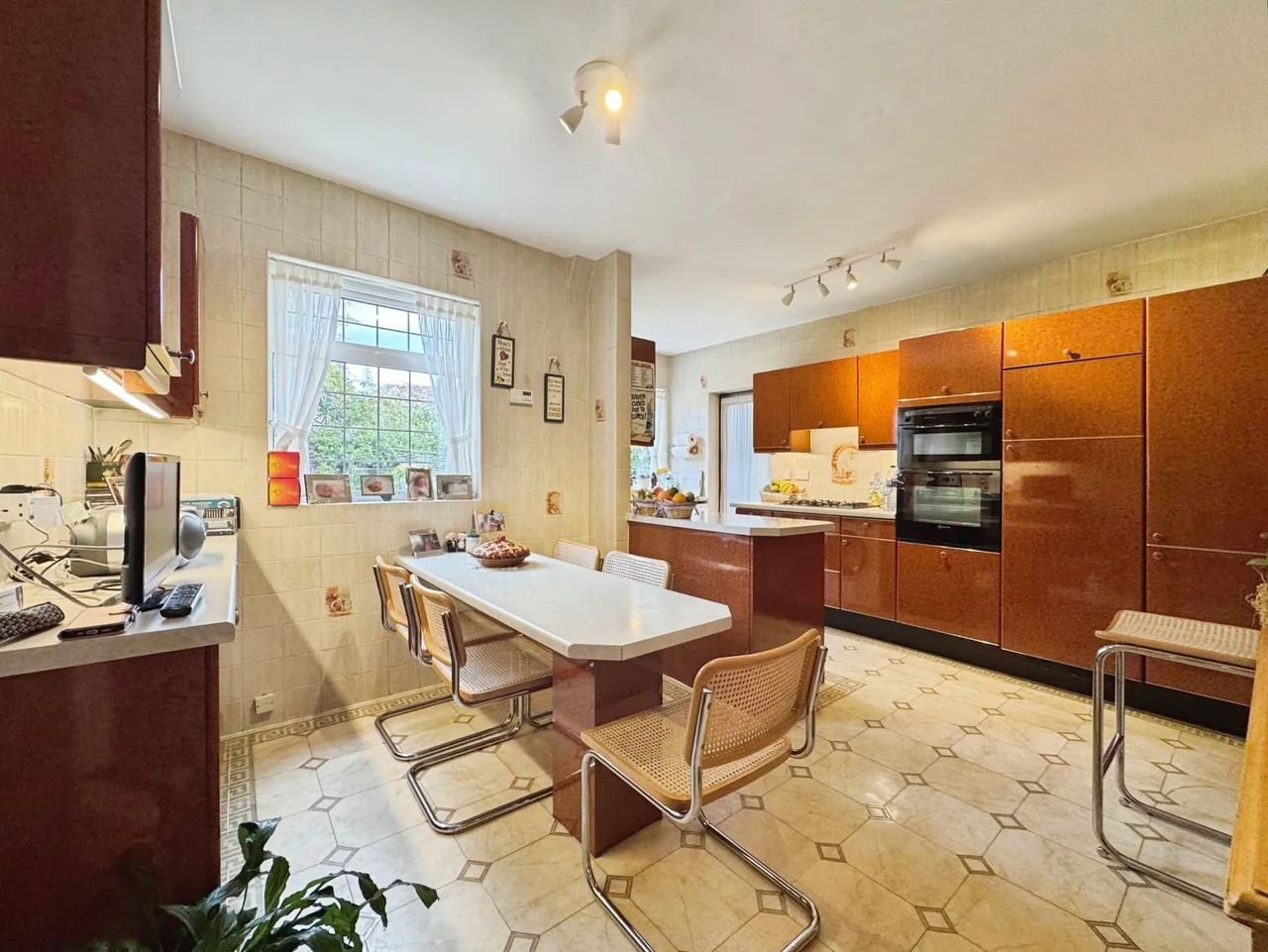 Savoy Close, Edgware, HA8, photo 3