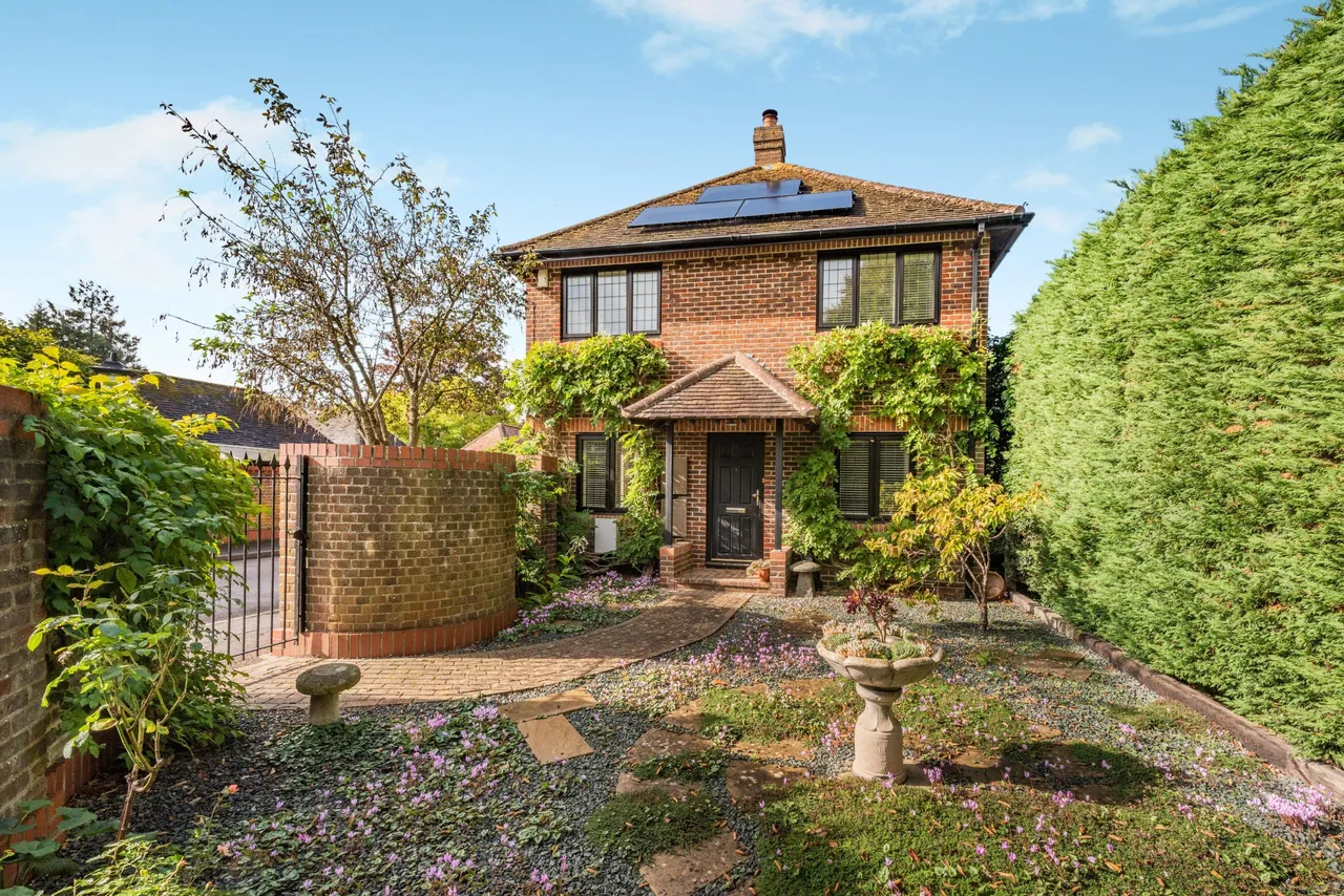 3 bed house for sale, Tudor Close, Chichester, PO19