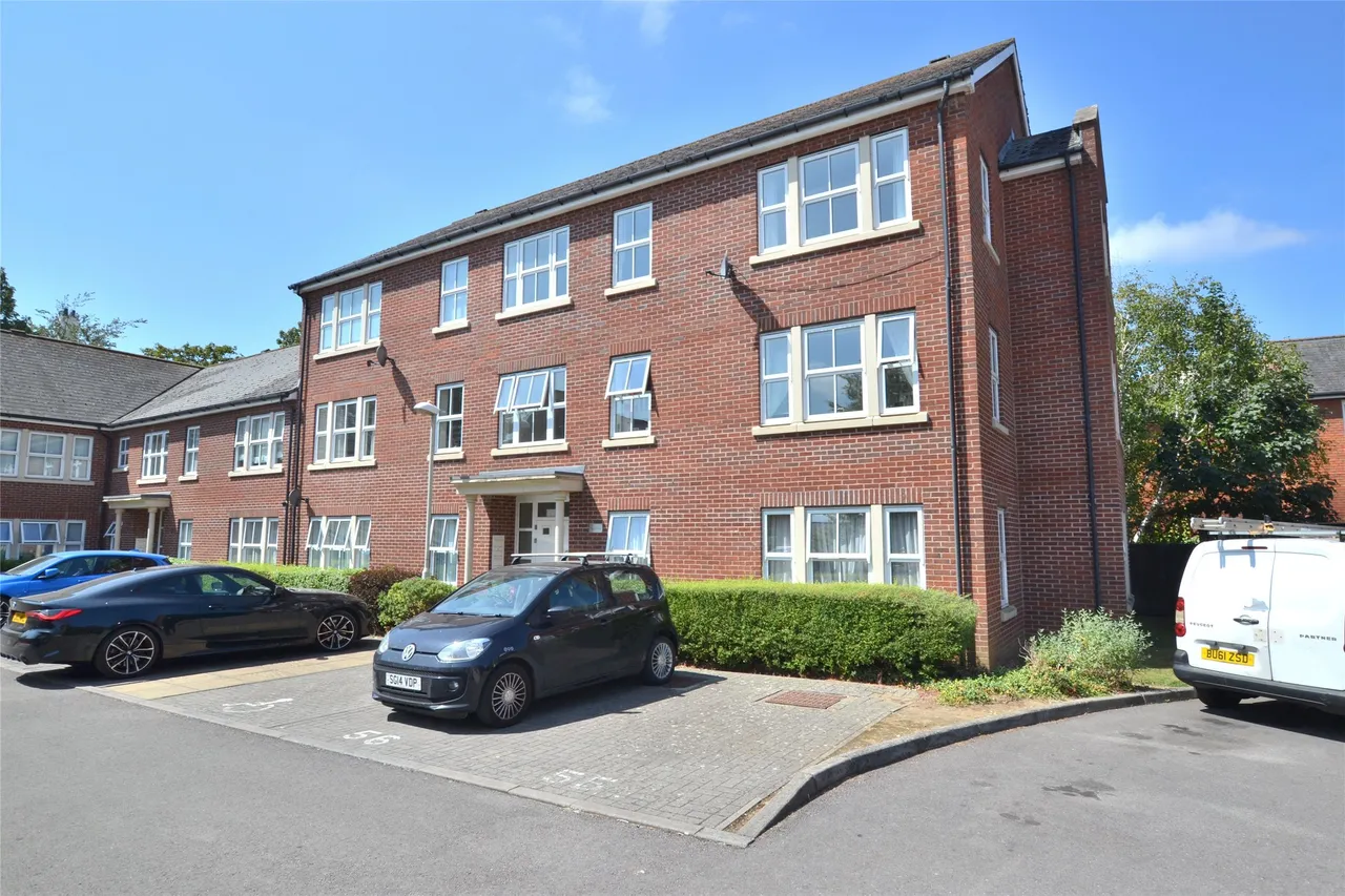 2 bed flat for sale — The Courtyard, London Road, GL1 3PS