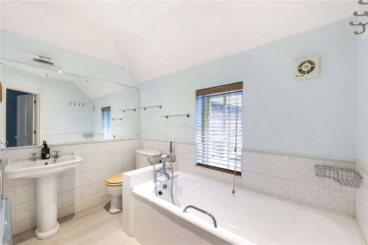 Stovolds Hill, Cranleigh, Surrey, GU6 8LE, photo 10