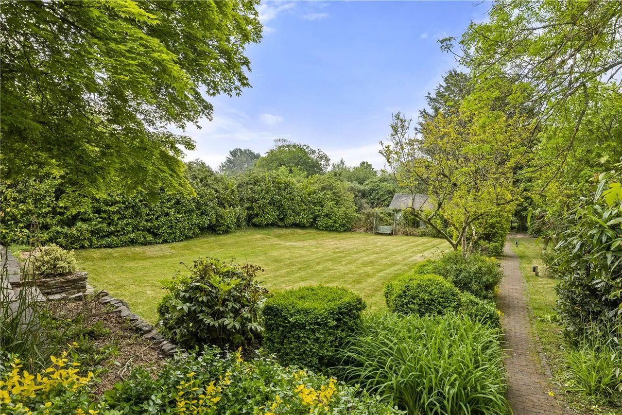 Stovolds Hill, Cranleigh, Surrey, GU6 8LE, photo 4