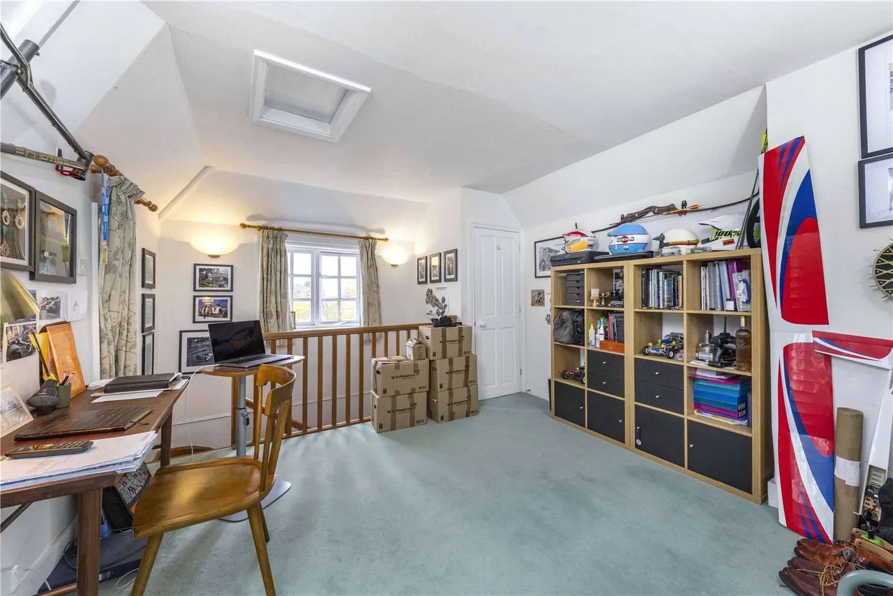 Stovolds Hill, Cranleigh, Surrey, GU6 8LE, photo 12