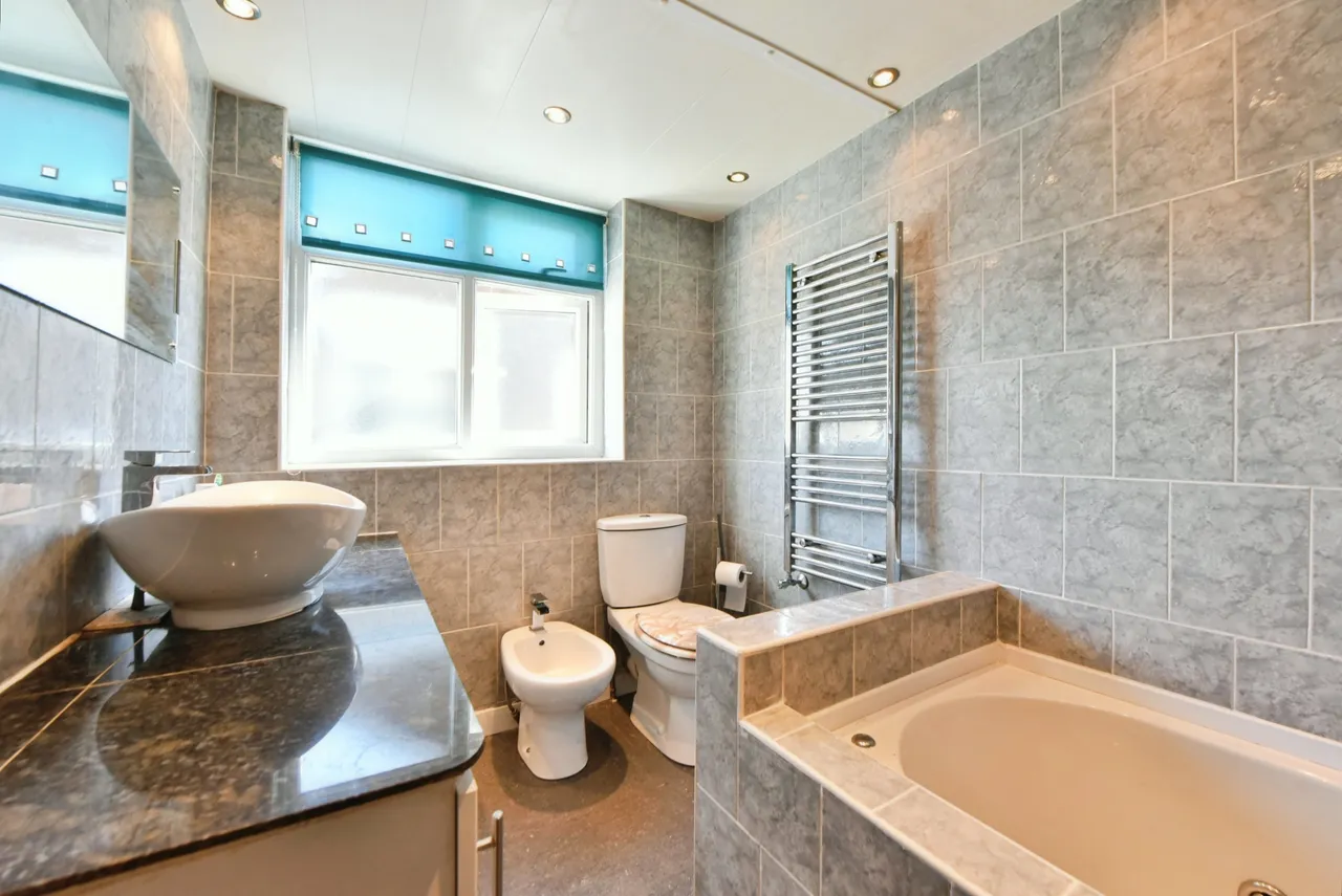 Queensgate Drive, Oldham, OL2, photo 6