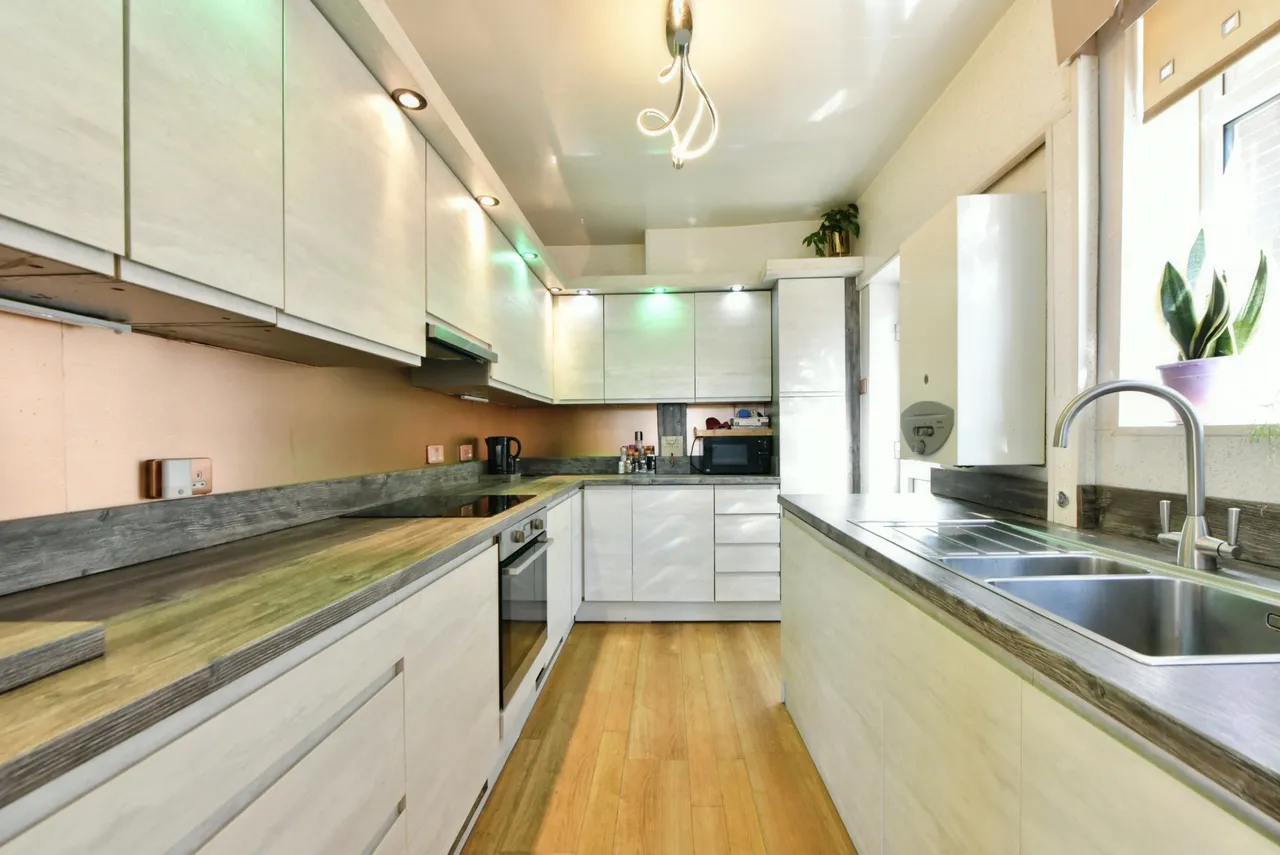 Queensgate Drive, Oldham, OL2, photo 4