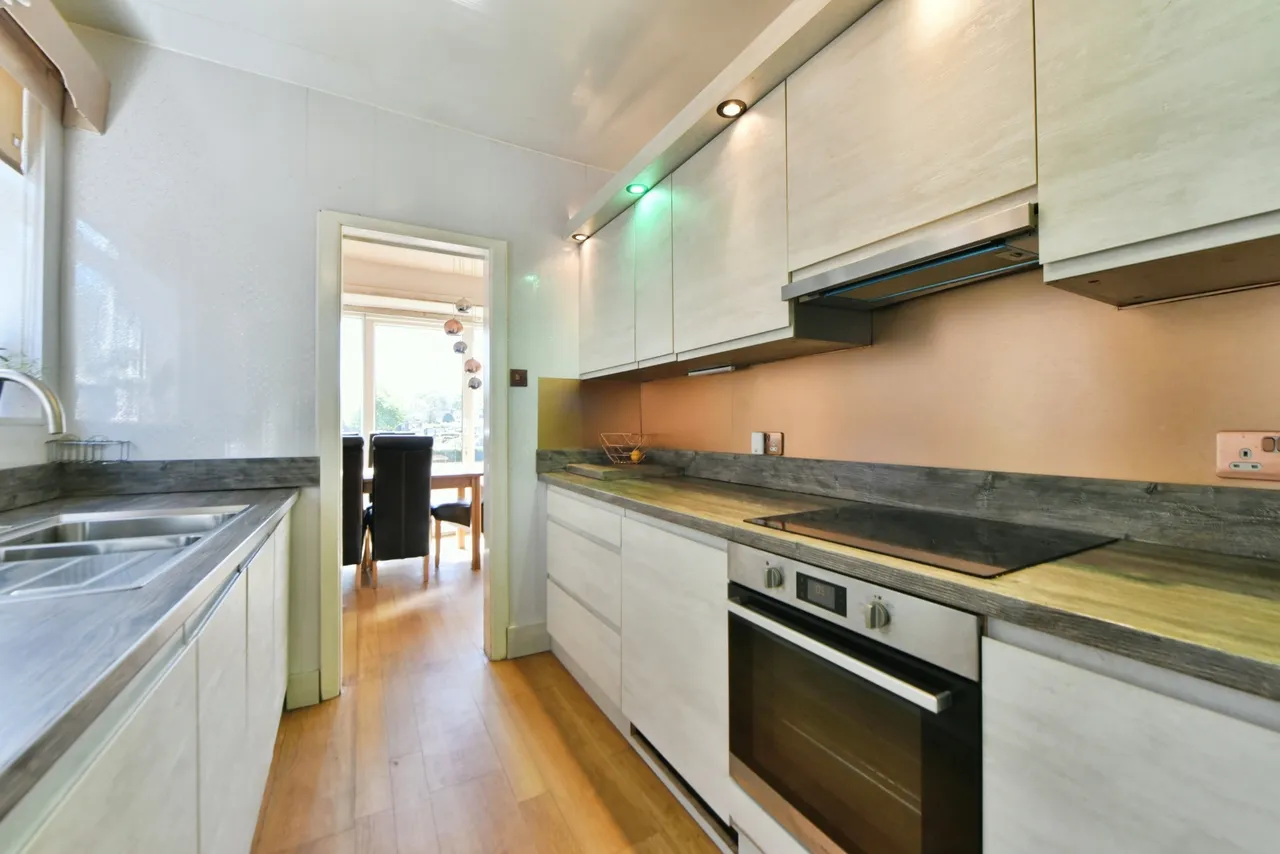 Queensgate Drive, Oldham, OL2, photo 5