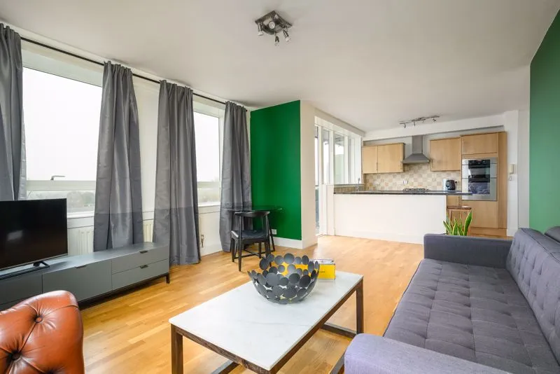Wellington Close, Walton-On-Thames KT12 1AZ, photo 4