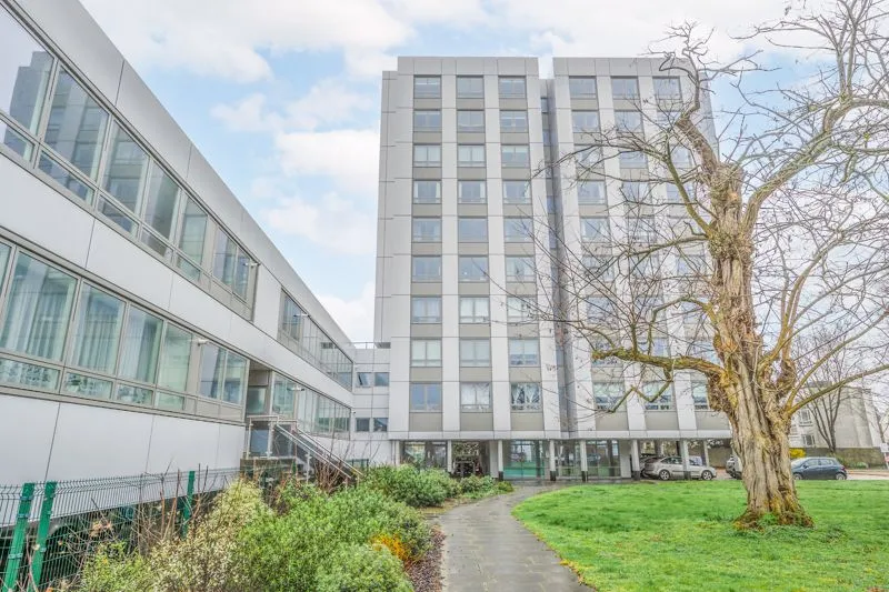 2 bed flat for sale — Wellington Close, Walton-On-Thames KT12 1AZ