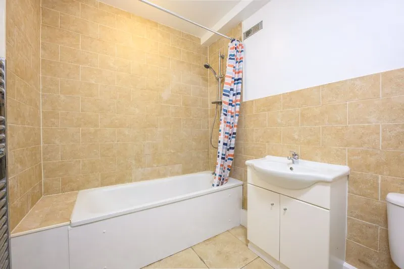 Wellington Close, Walton-On-Thames KT12 1AZ, photo 8