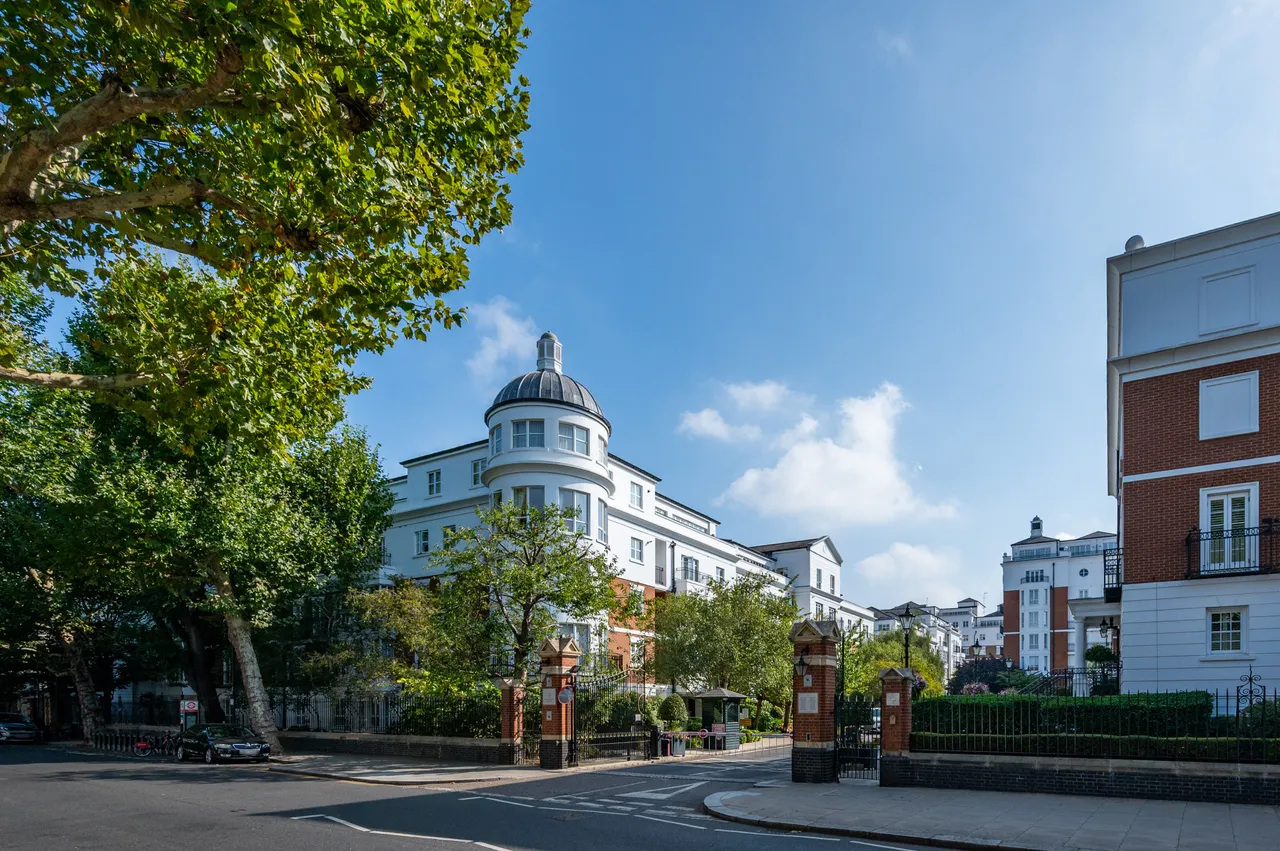 3 bed flat for sale — 24 Walnut Court, St Marys Gate, London