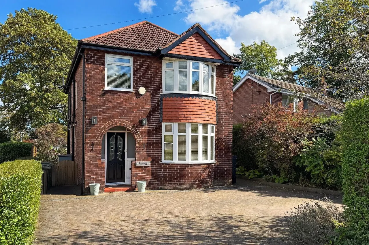 4 bed house for sale — Priory Road, Bowdon, Cheshire WA14 3BS