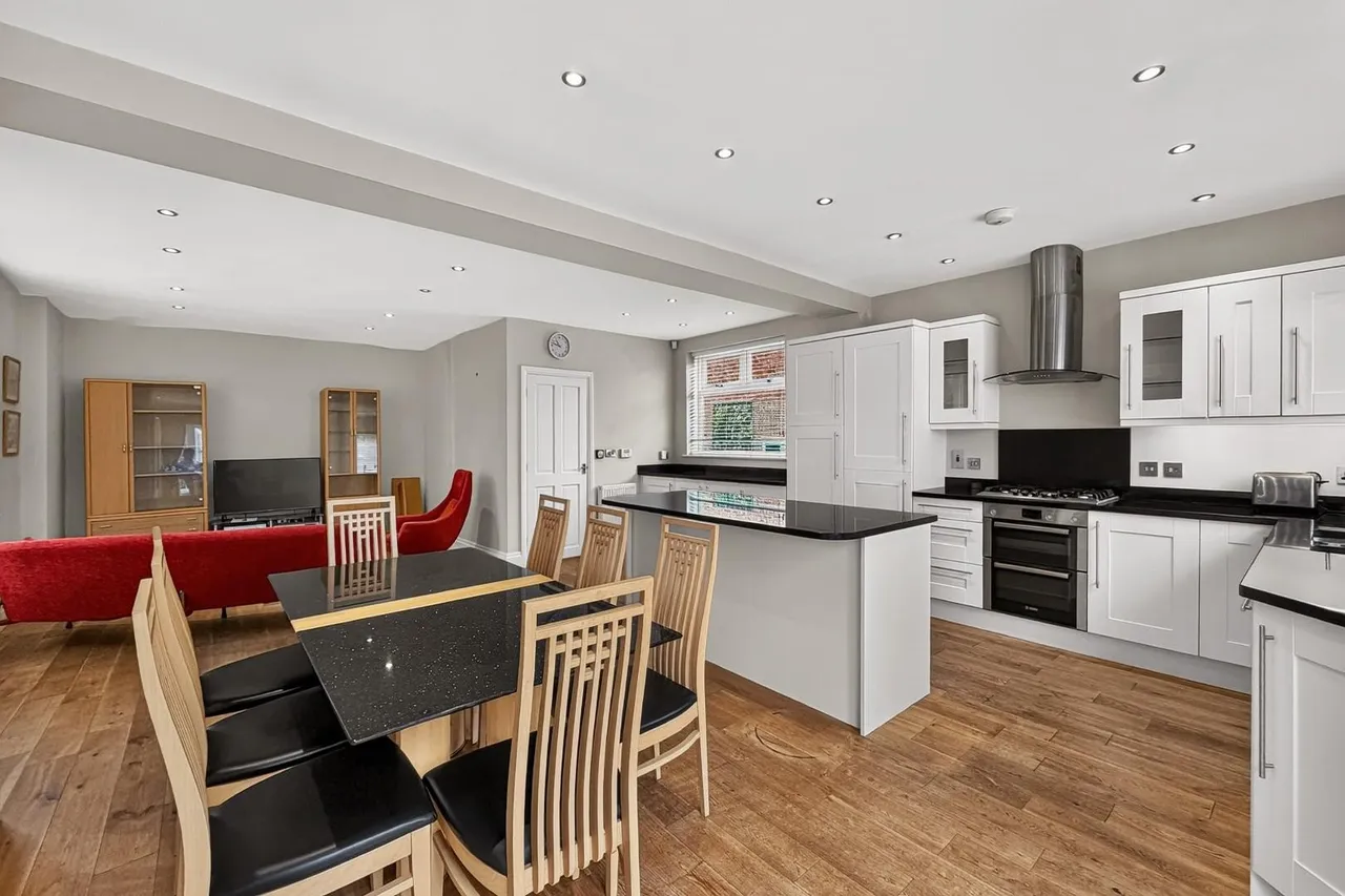 Priory Road, Bowdon, Cheshire WA14 3BS, photo 4