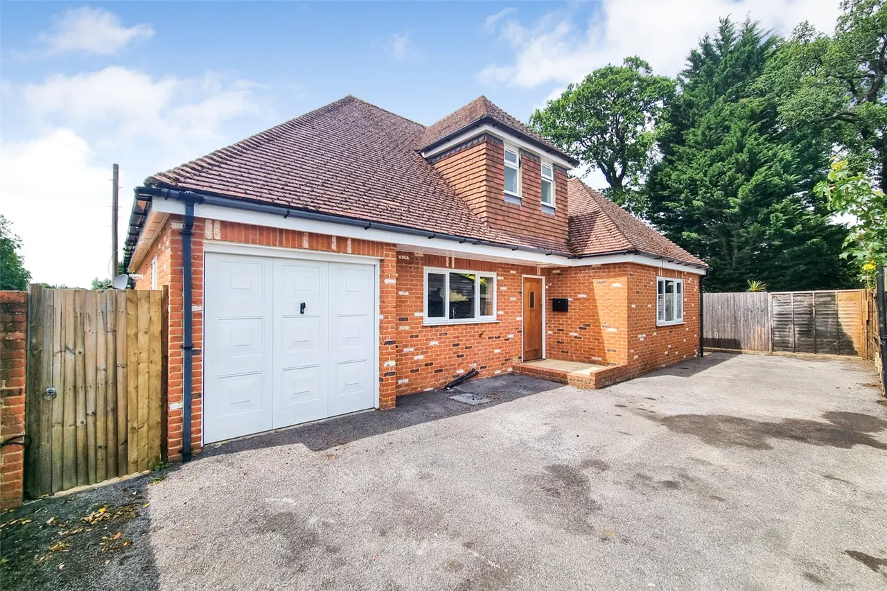4 bed house for sale — Mytchett Road, Mytchett, Camberley, Surrey, GU16 6AH