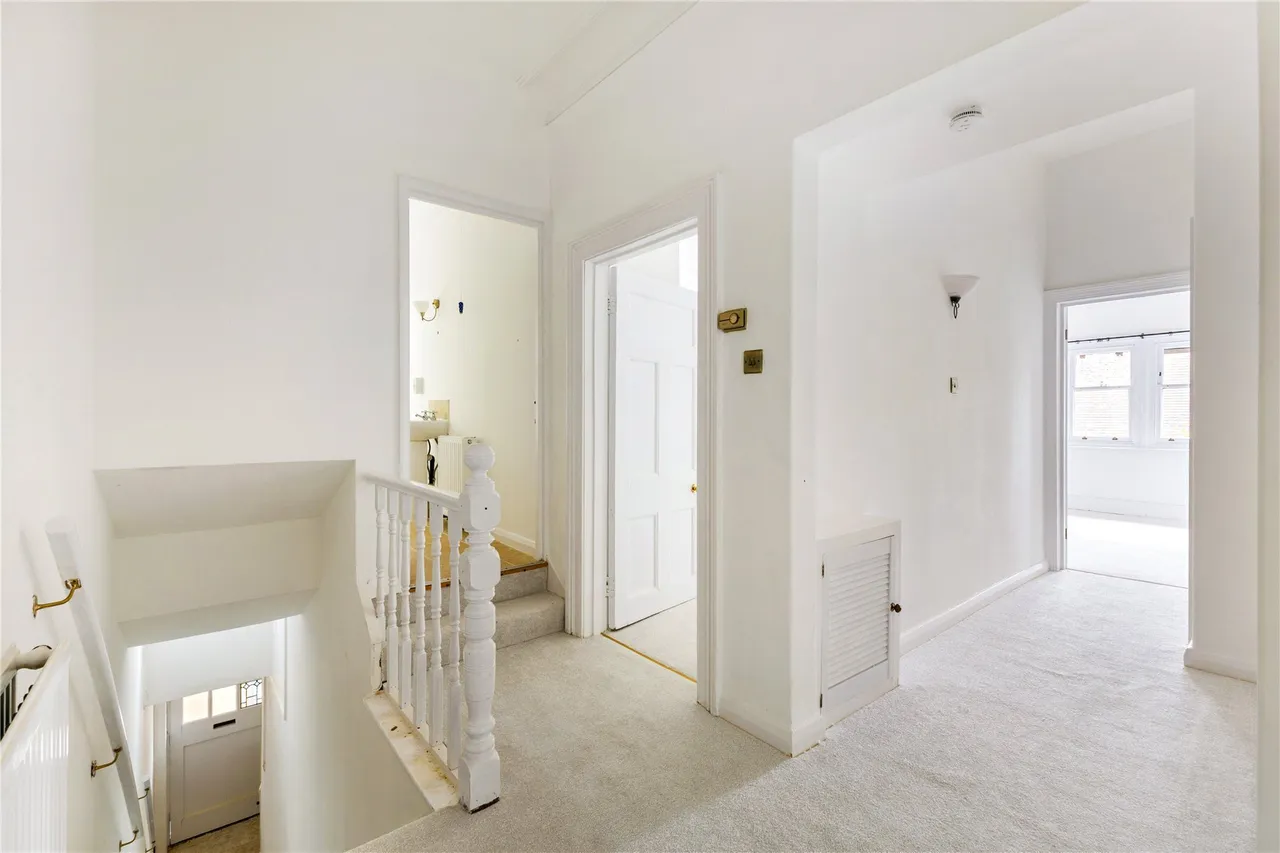 Mostyn Court, Egerton Road, Weybridge, KT13, photo 3