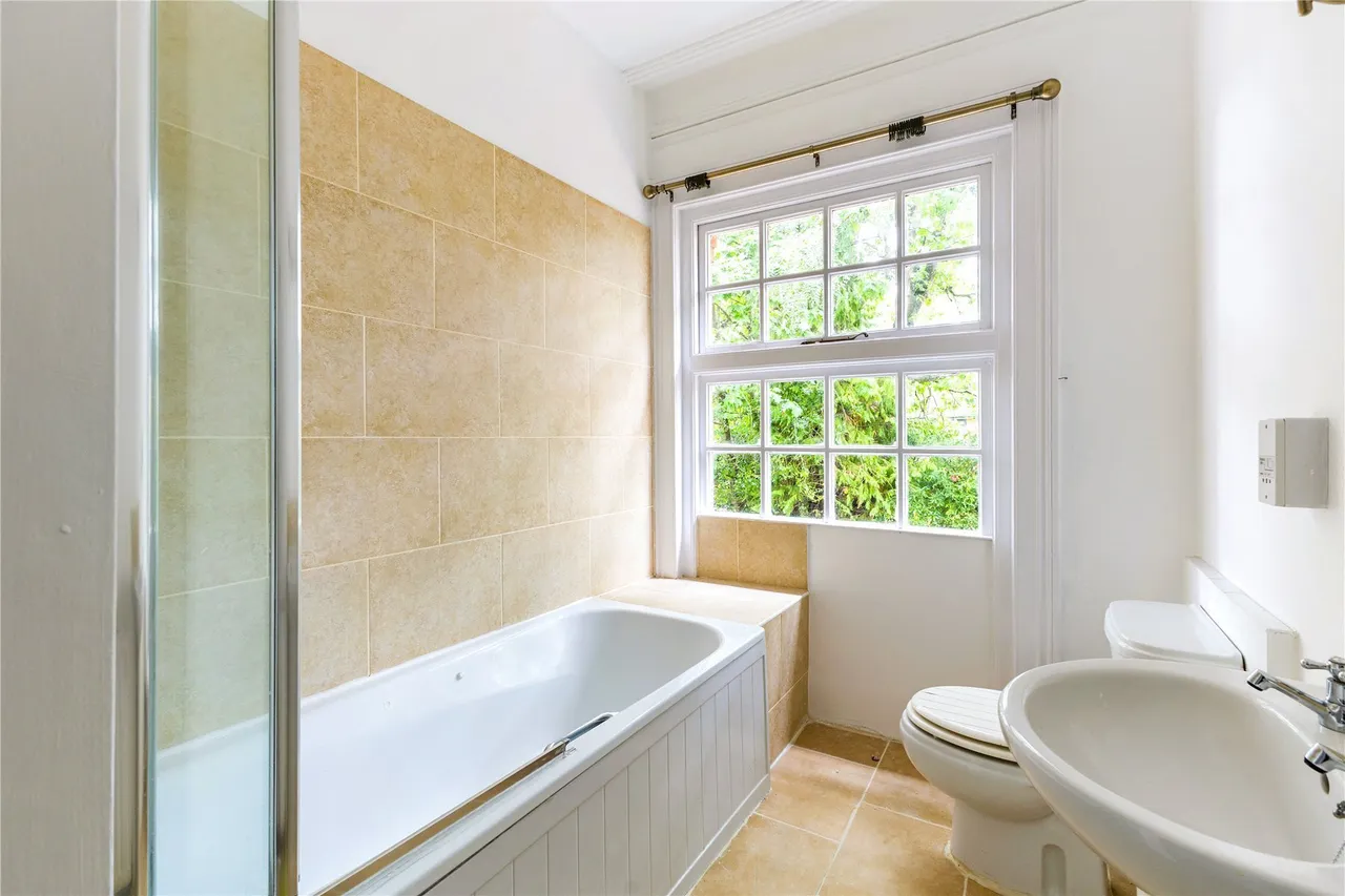 Mostyn Court, Egerton Road, Weybridge, KT13, photo 7