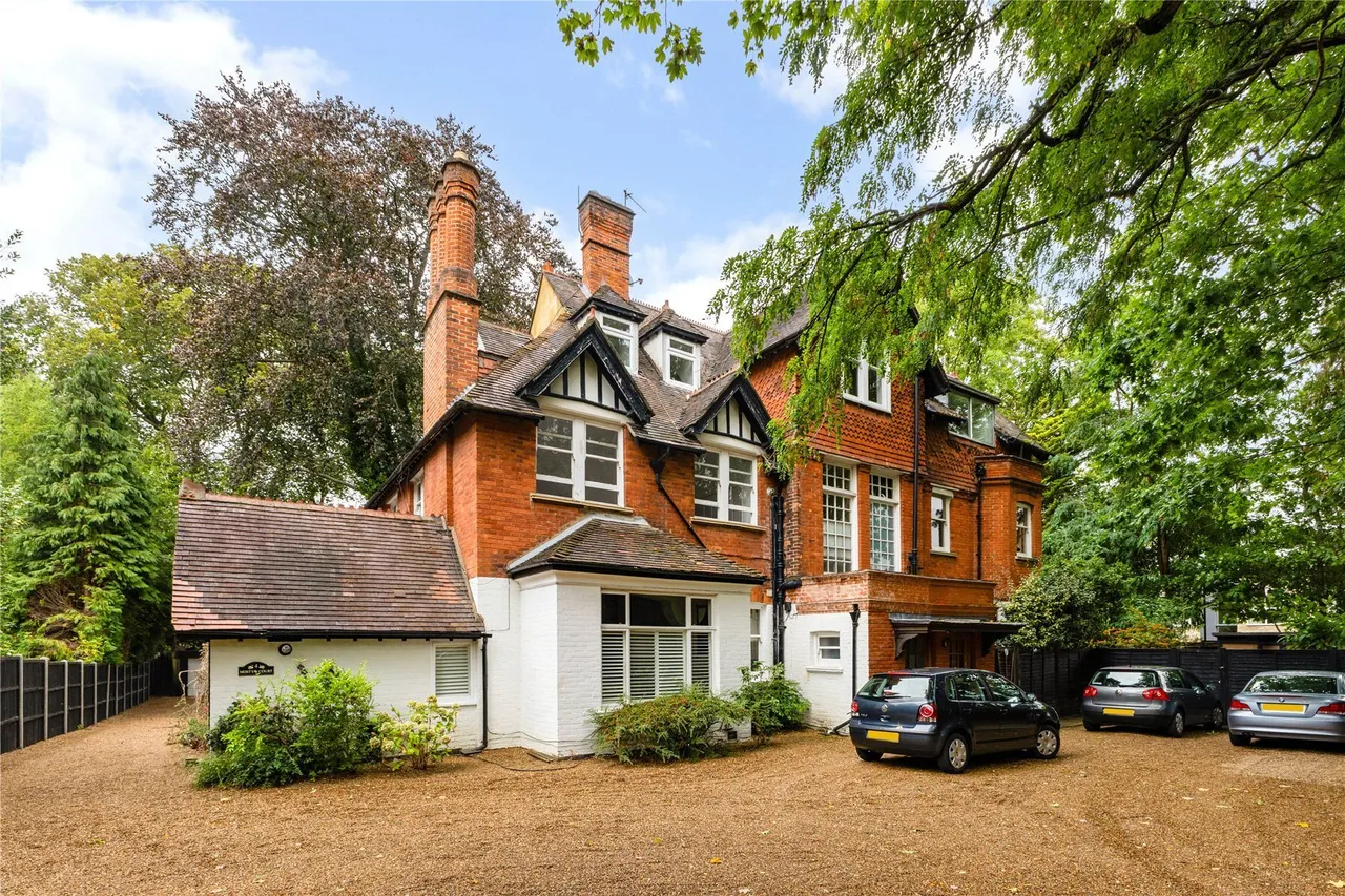 2 bed flat to rent — Mostyn Court, Egerton Road, Weybridge, KT13