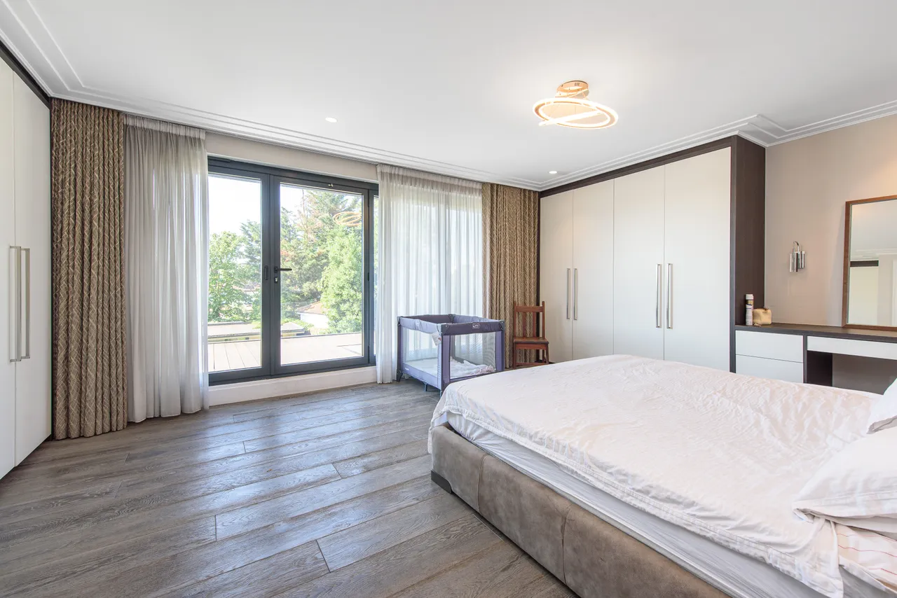 5 Elliot Road, London, photo 5