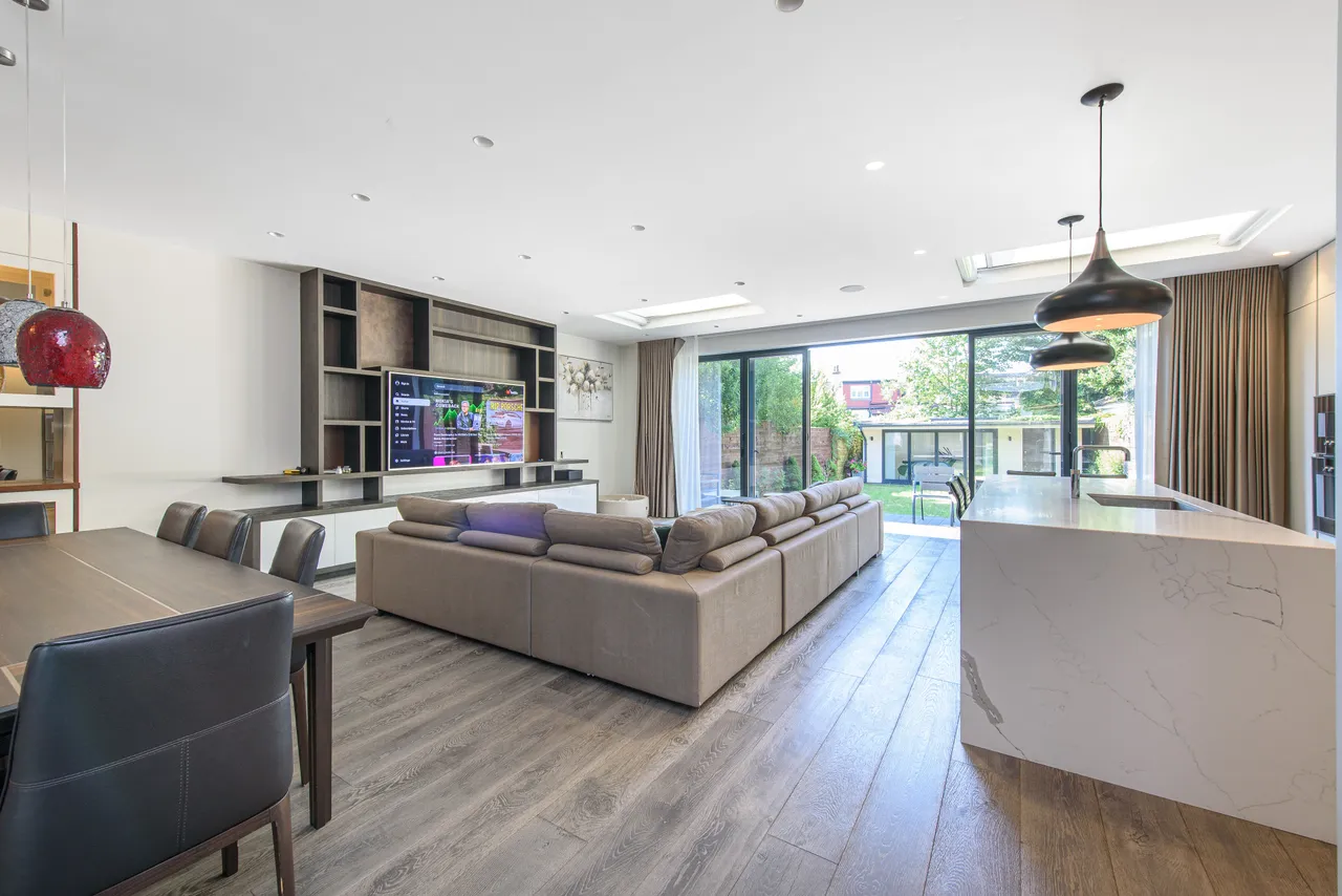 5 Elliot Road, London, photo 2