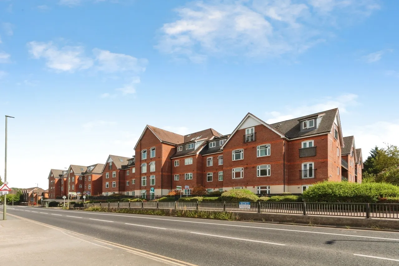 1 bed flat for sale, London Road, Camberley, GU15