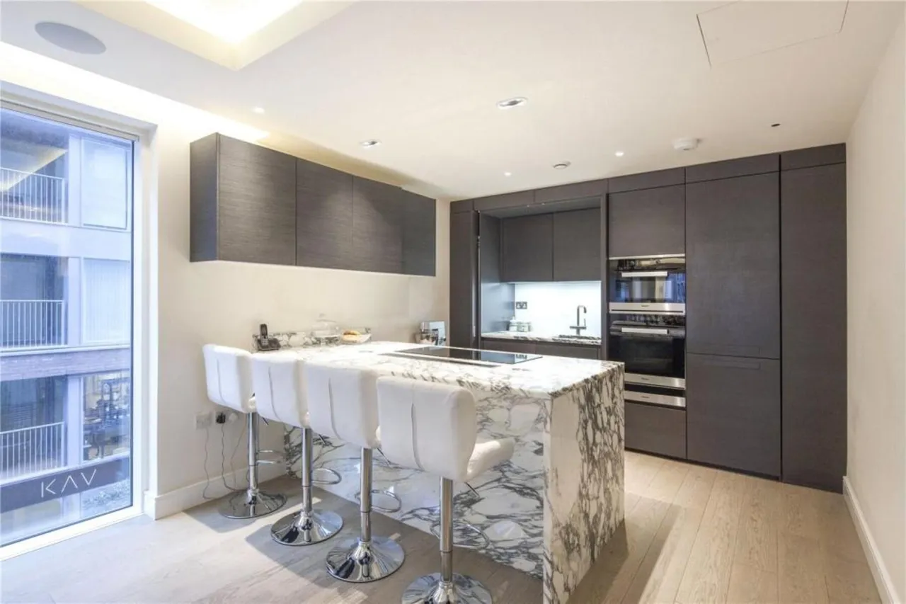 5 bed flat for sale — Thurstan Street, Fulham, South West London