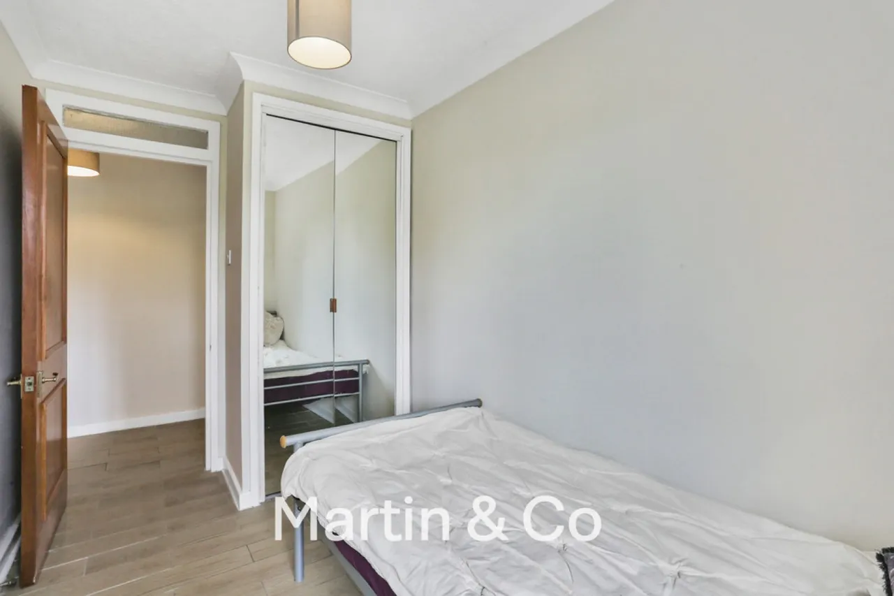 Maybury Court, 131-133 Haling Park Road, photo 12