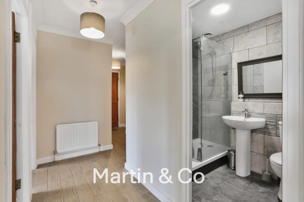 Maybury Court, 131-133 Haling Park Road, photo 9