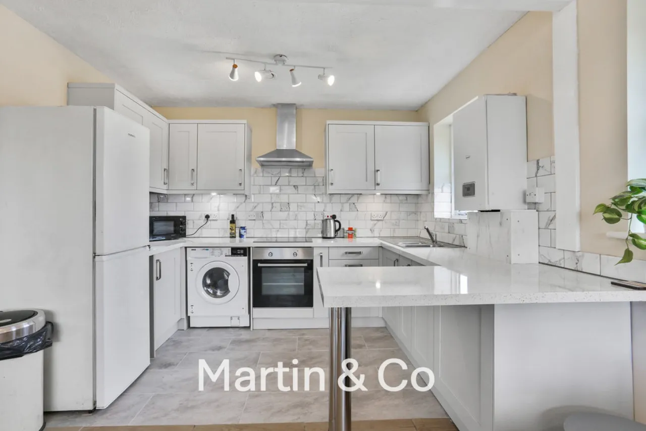 Maybury Court, 131-133 Haling Park Road, photo 2