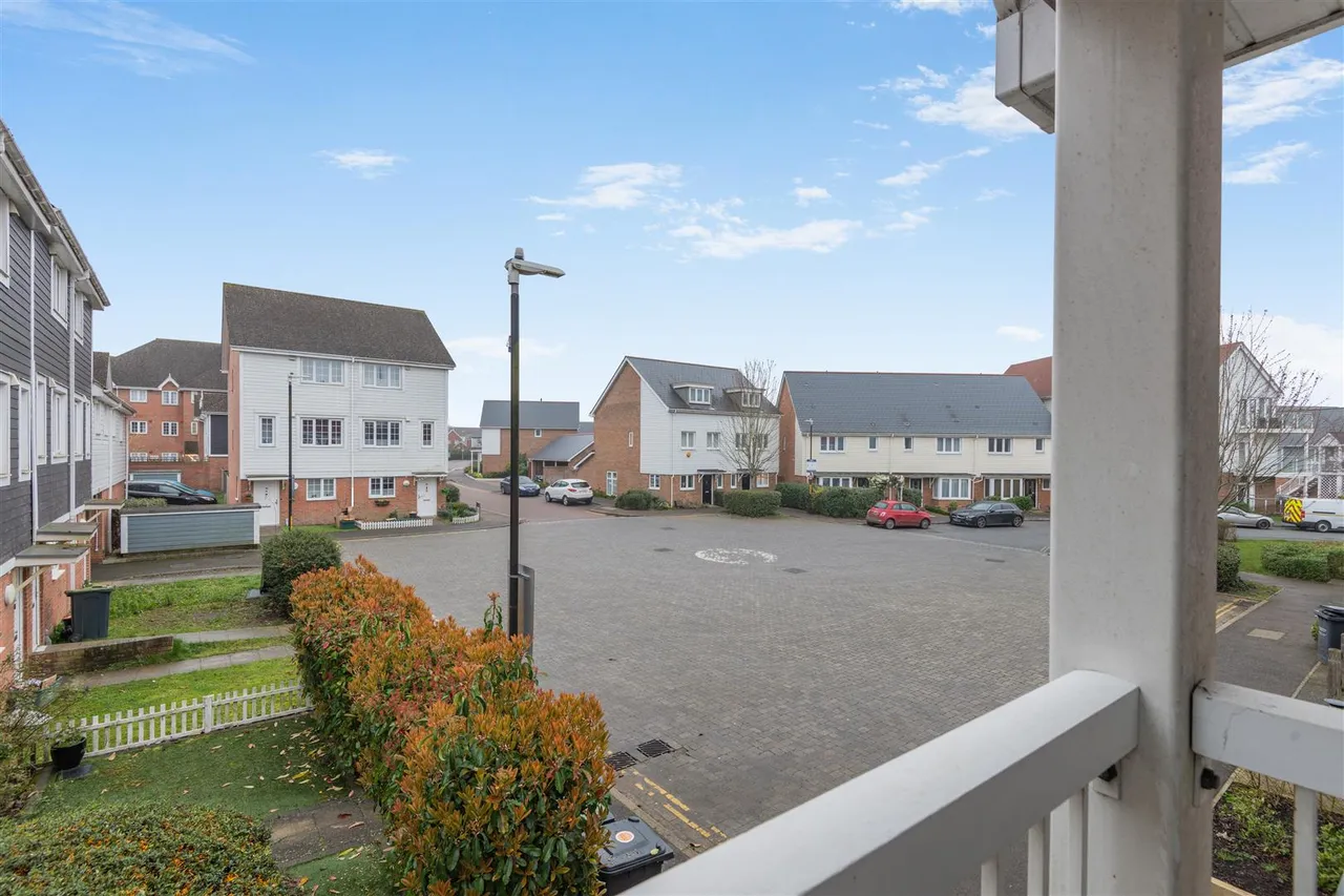 2 bed house for sale, Amisse Drive, Snodland