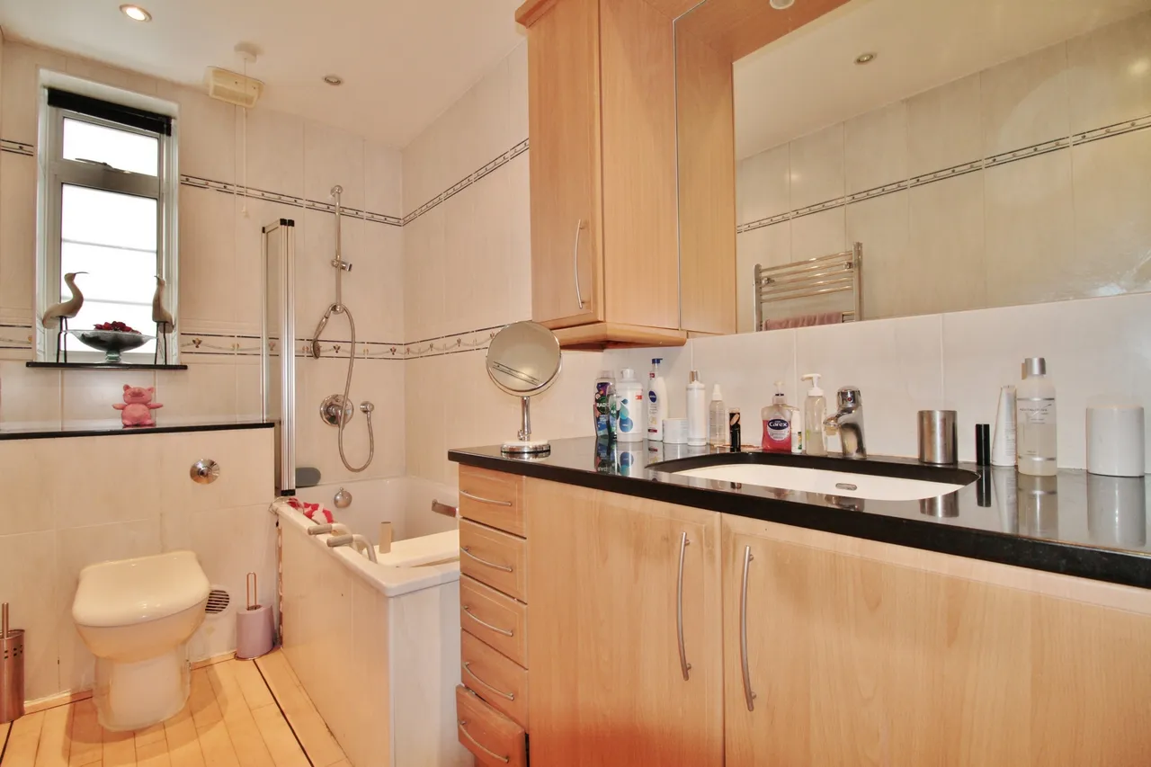Hammersmith Road, Hammersmith, W6, photo 3