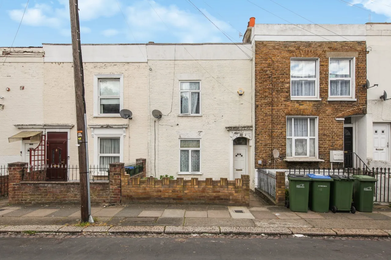 3 bed house for sale — Burrage Place, SE18