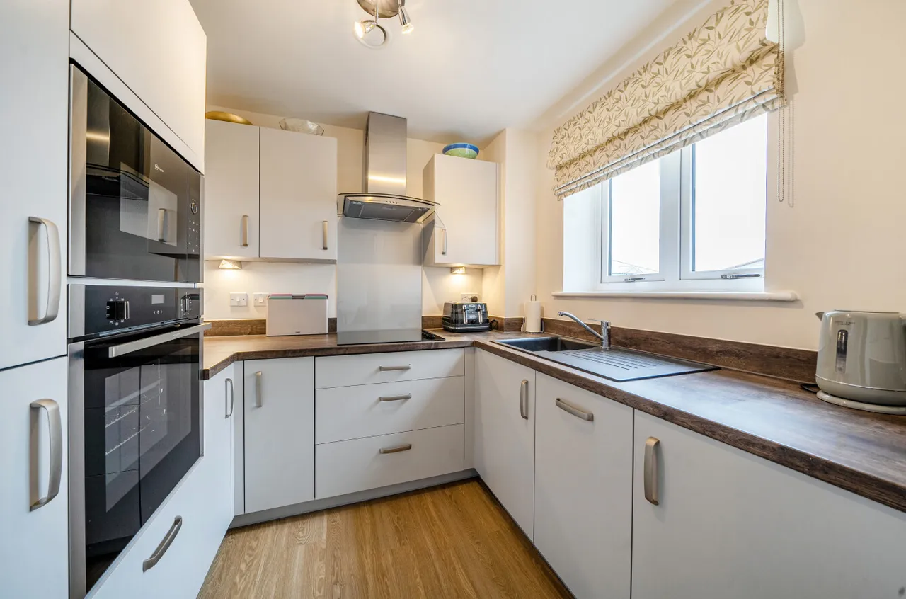 Station Road, Hook, Hampshire, RG27 9GU, photo 3