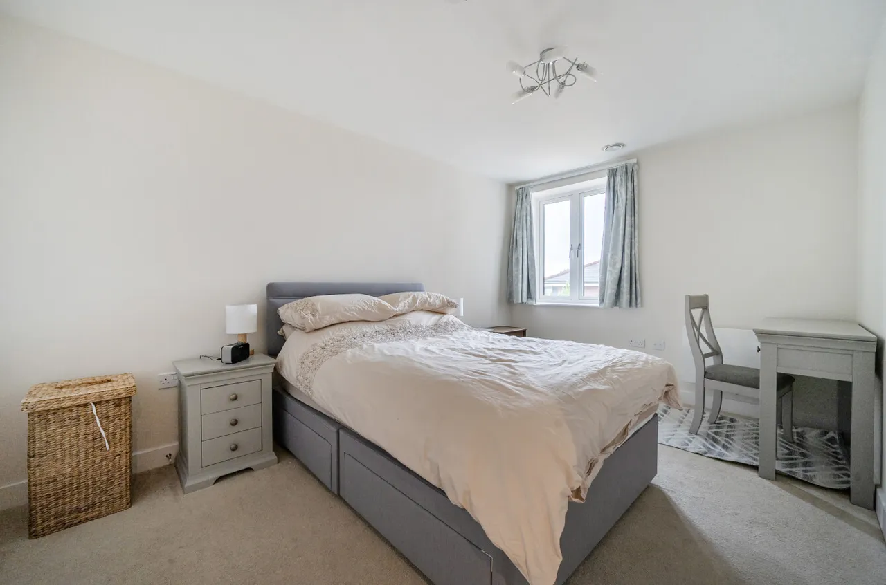 Station Road, Hook, Hampshire, RG27 9GU, photo 4