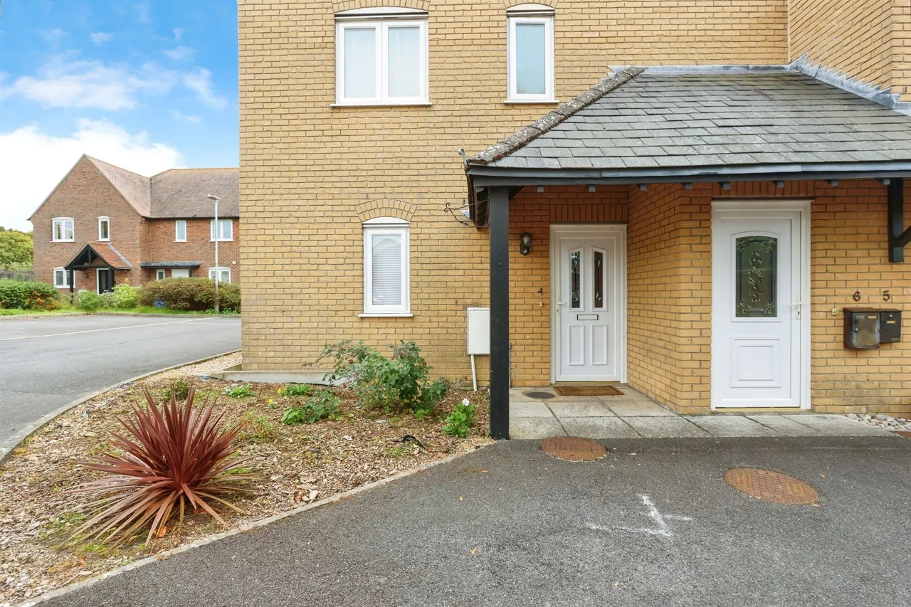 2 bed flat for sale — Olivia Close, Poole