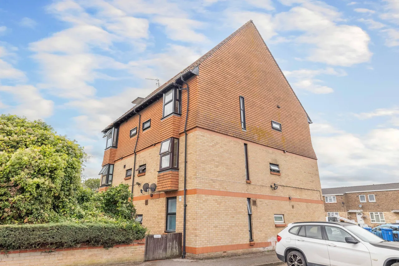 1 bed flat to rent — Holmlea Road, Datchet, Berkshire, SL3 9HG