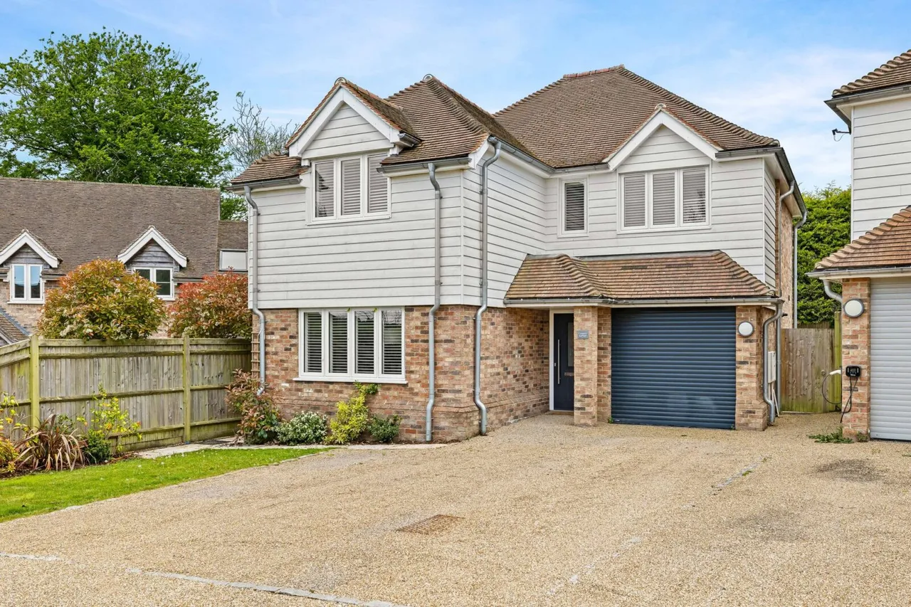 4 bed house for sale — Coopers Harwoods Lane, East Grinstead, East Grinstead, RH19 4NQ