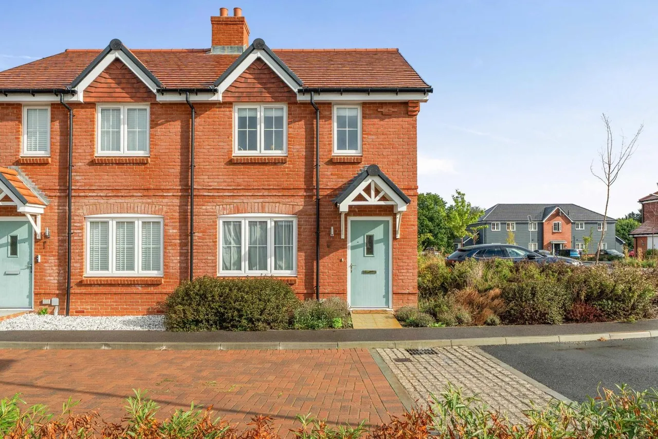 2 bed house for sale, Perry Gardens, Basingstoke, RG23
