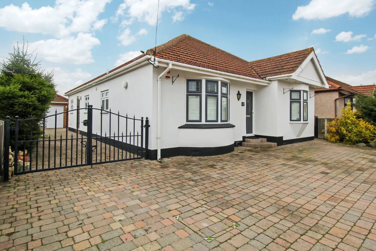 5 bed chalet for sale — Central Avenue, Stanford-le-hope, SS17 7NG