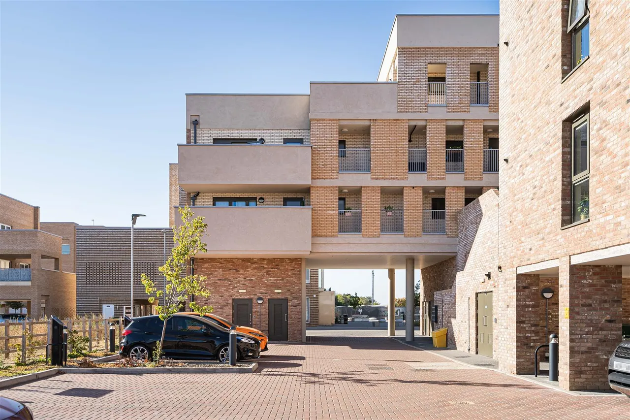 2 bed flat for sale, Patagonia Way, Cambridge, CB3