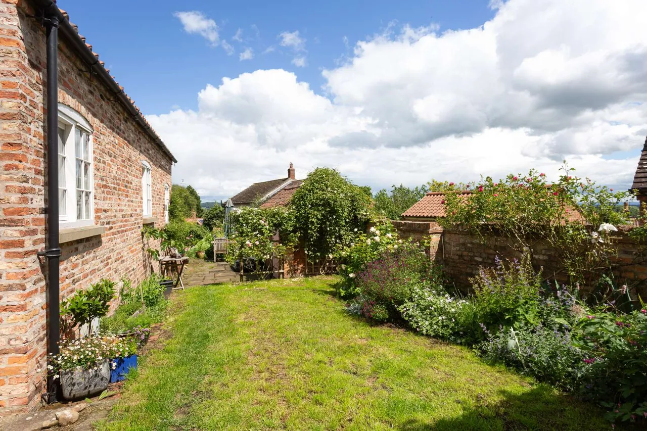 Church Hill, Crayke, YO61, photo 18