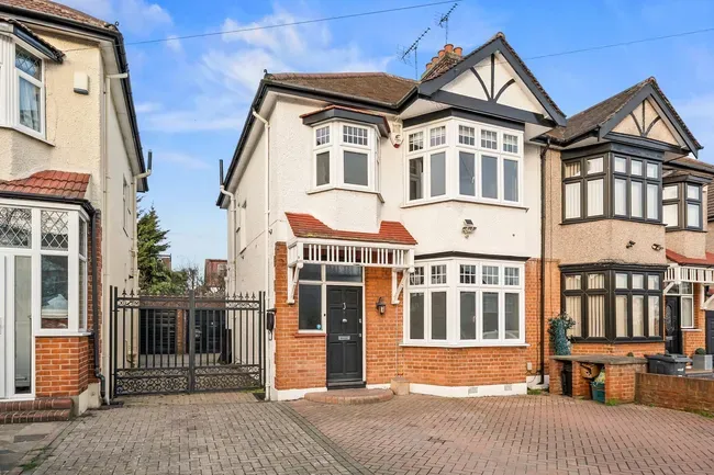 3 bed house for sale — Broadmead Road, Woodford Green, IG8