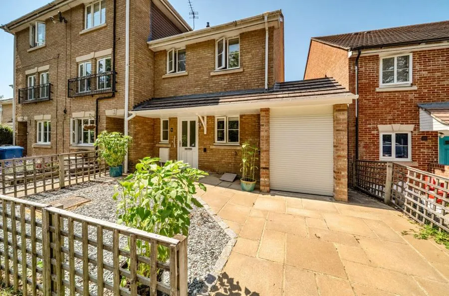 2 bed house for sale, Hoffman Close, Bracknell, RG42