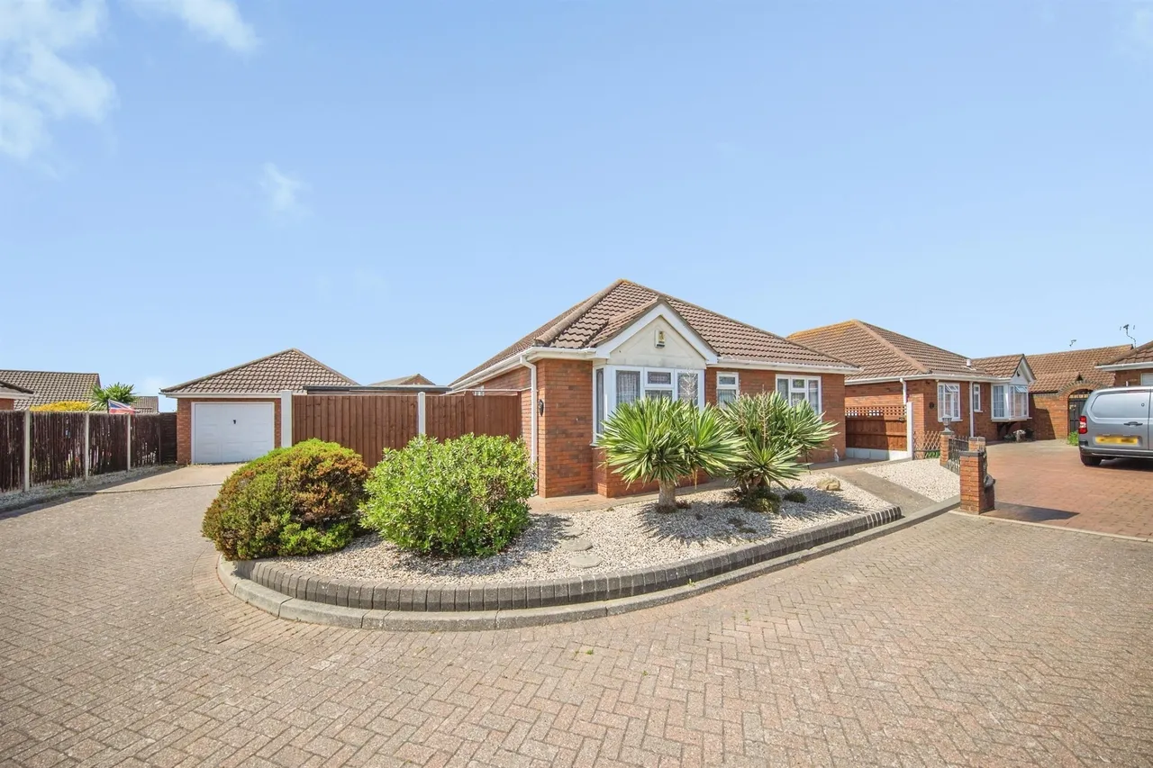 3 bed house for sale, Bawdsey Close, Clacton-On-Sea, CO16