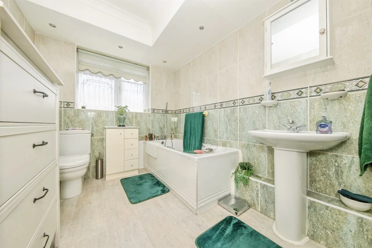 Bawdsey Close, Clacton-On-Sea, CO16, photo 13