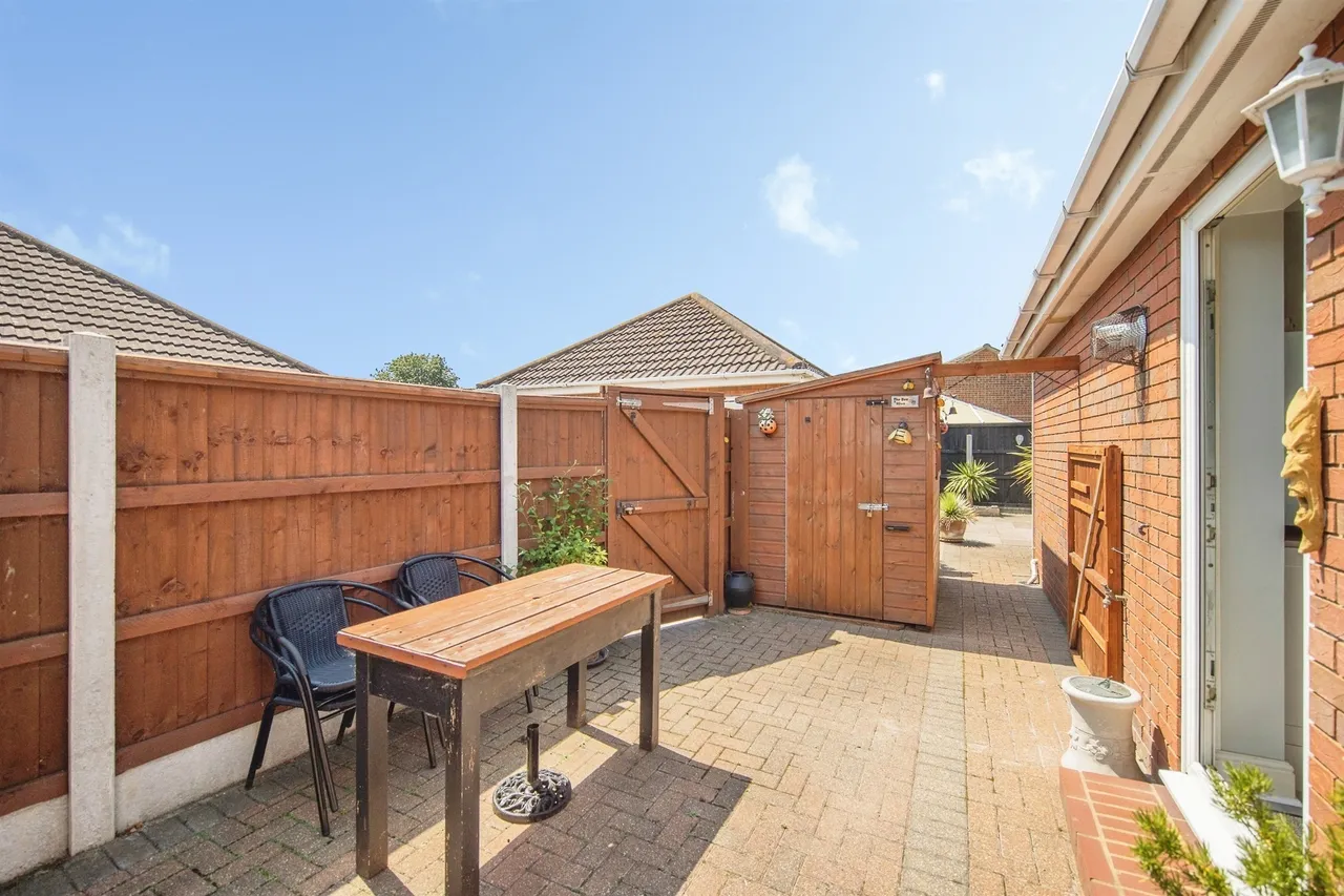 Bawdsey Close, Clacton-On-Sea, CO16, photo 16