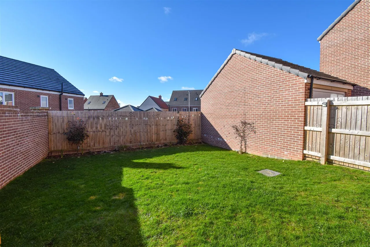 Crocus Avenue, Penrith, photo 13