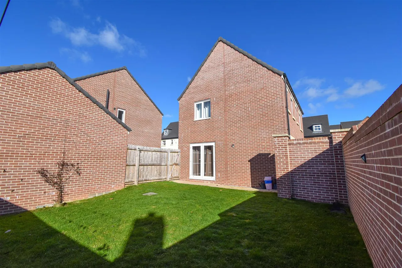 Crocus Avenue, Penrith, photo 12