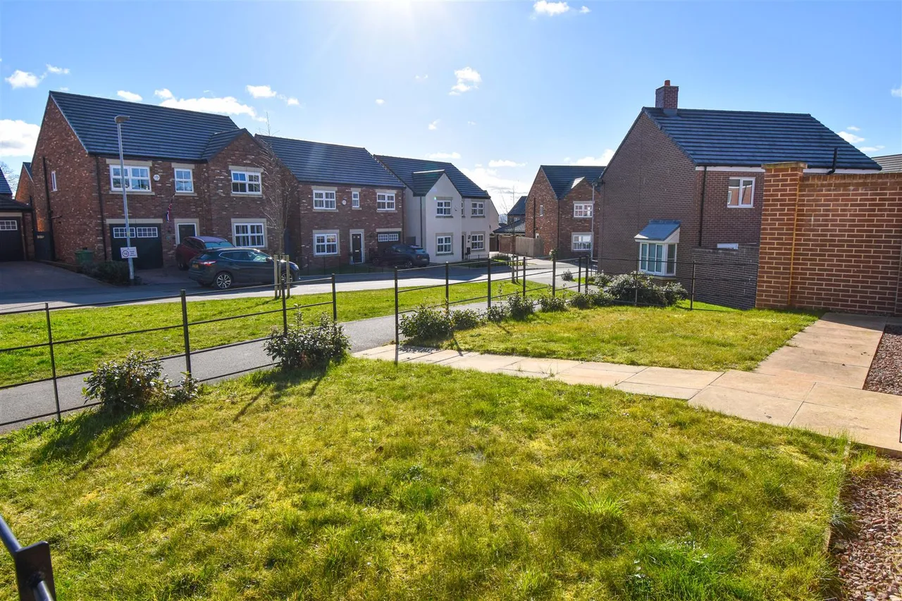 Crocus Avenue, Penrith, photo 11