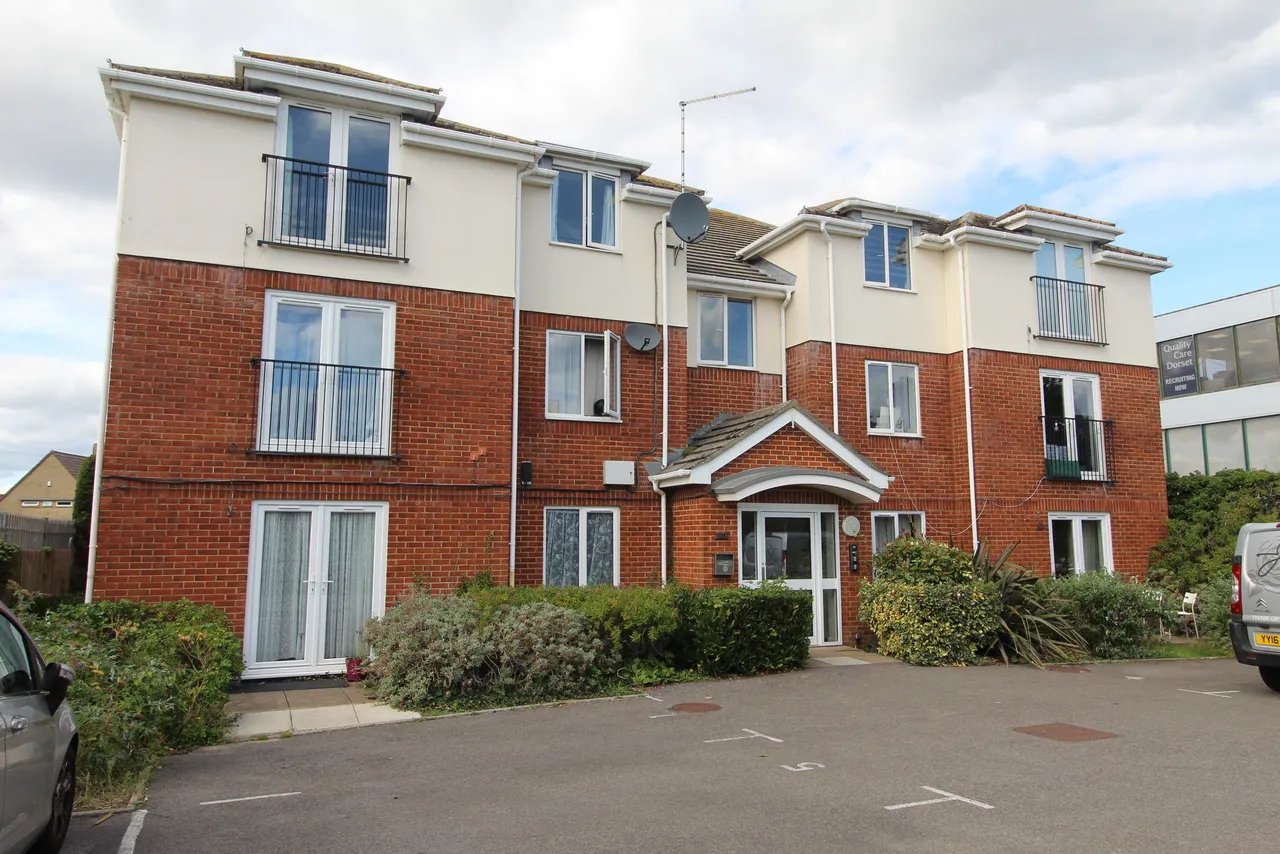 2 bed flat to rent — Newlands Road, Christchurch, BH23